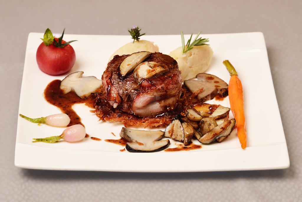 Logis Hotel Restaurant La Tour De Ciron Carmaux Екстериор снимка